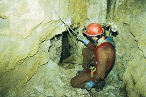 Flaviamo Masetto alla base del primo pozzo scruta la finestra allargata sul secondo salto (archivio GGS)