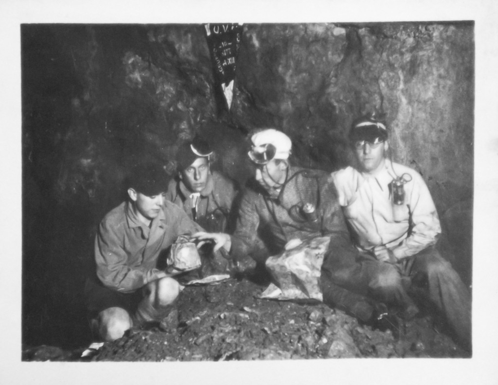 Foto scattata da Aldo Allegranzi il 16 settenbre 1934  4 speleologi nell'androne terminale che mangiano il panettone: le "fregole" lasciate attireranno le Lessiniella Trevisioli determinate 10 anni dopo dal biologo Pavan. Da sinistra: ragazzo ignoto, Gastone Trevisiol Presidente, Miro Malfatti Segretario, Fernando Gusy Cassiere