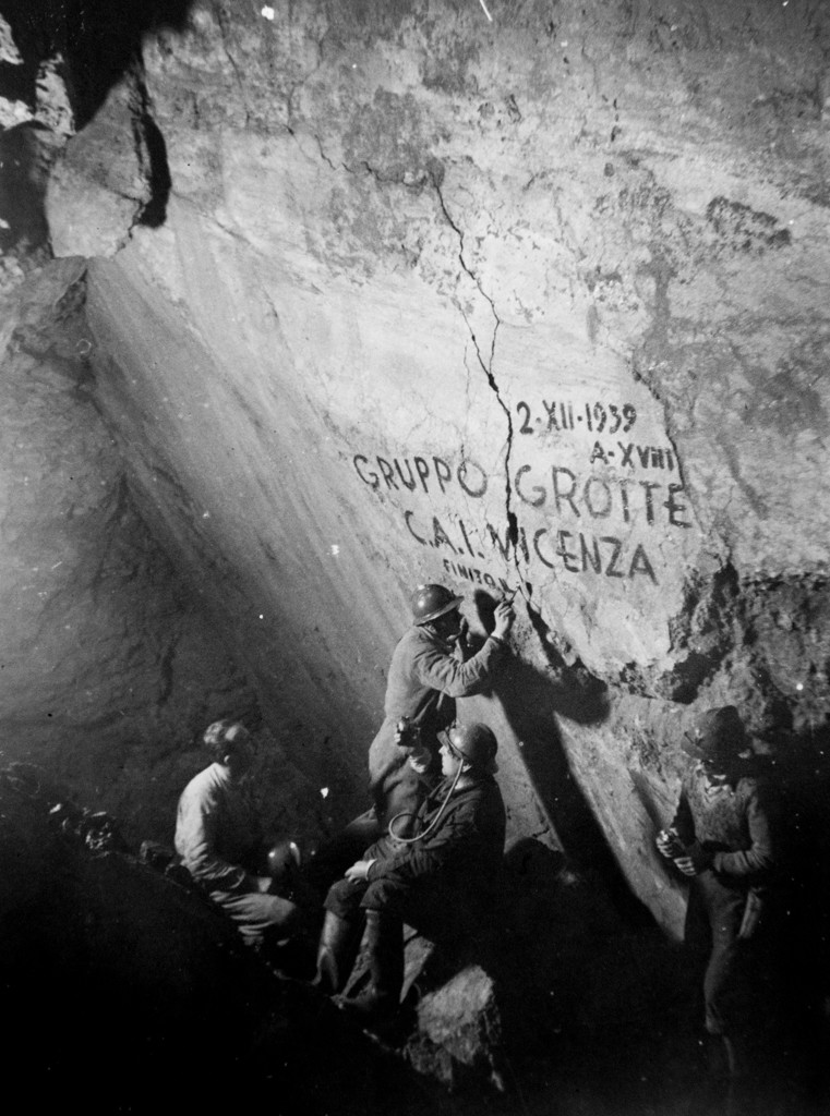 2/12/1938 Gastone Trevisiol realizza la storica scritta. A sinistra Allegranzi e Fornasiero , a destra non identificato (foto di Aldo Allegranzi, archivio GGT)