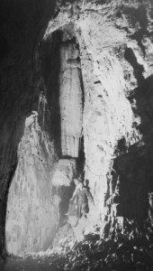 1938 la Pila dell'Acqua Santa quando ancora aveva la parte inferiore (ora crollata). (foto di Aldo Allegranzi, archivio GGT)