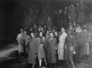 18/11/1945 Si inaugura la lapide in memoria di Gastone Trevisiol all'ingresso della grotta che andrà poi distrutta da vandali (foto A. Allegranzi, archivio GGT)