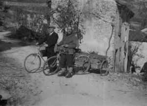 18/11/1945 Ca' Maddalena: Fornasiero ed Allegranzi trasportano la lapide in memoria di Gastone Trevisiol (archivio GGT)