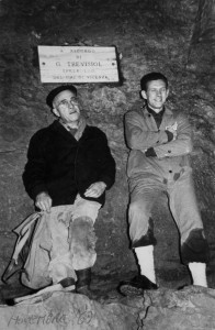 1970 Aldo Allegranzi e Romano Trevisiol davanti alla targa posta in ricordo di Gastone Trevisiol al Laghetto di Caronte (archivio GGT)