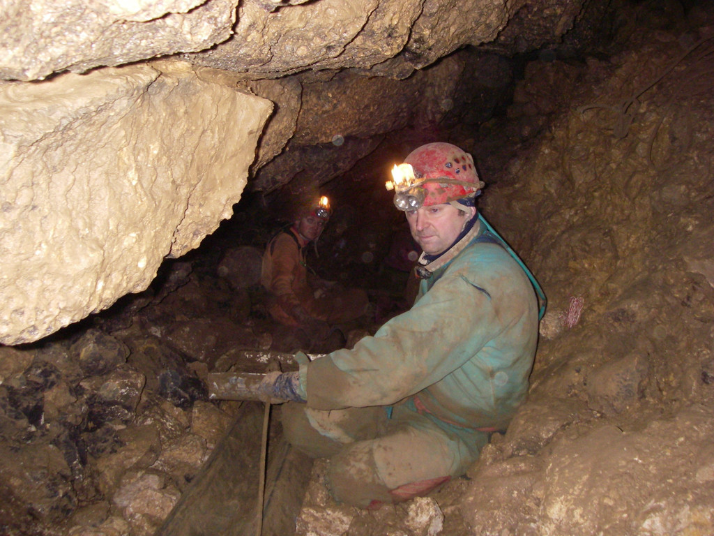 2006 Flavio Cappellotto impegnato nello scavo della frana in Pisatela