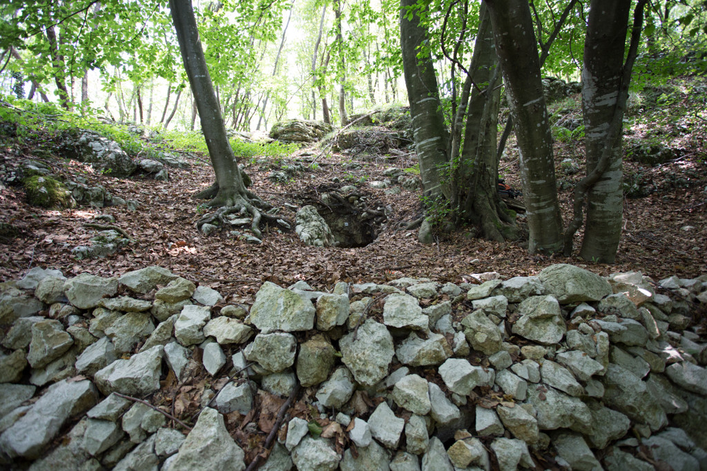 L'ingresso alto della Pisatela con tutto il materiale di risulta dello scavo intrapreso per aprirlo.