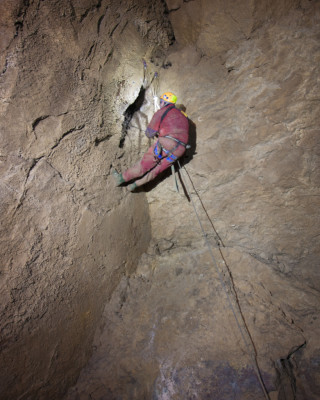 La stretta fessura di accesso al Ramo Frankigna, sopra il Ramo Principale (foto Sandro Sedran team, archivio GSM)