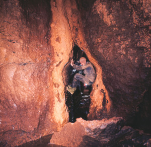 Enrico Gleria all'ingresso del Ramo Nero durante i primi anni d'esplorazione (archivio GGT)