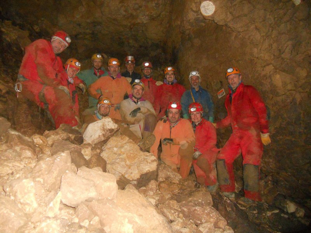 17/3/2012 giunzione Rana-Pissy, Saletta Ultima Spiaggia: per la prima volta degli speleologi entrano in Rana dal secondo ingresso (foto archivio GSM)