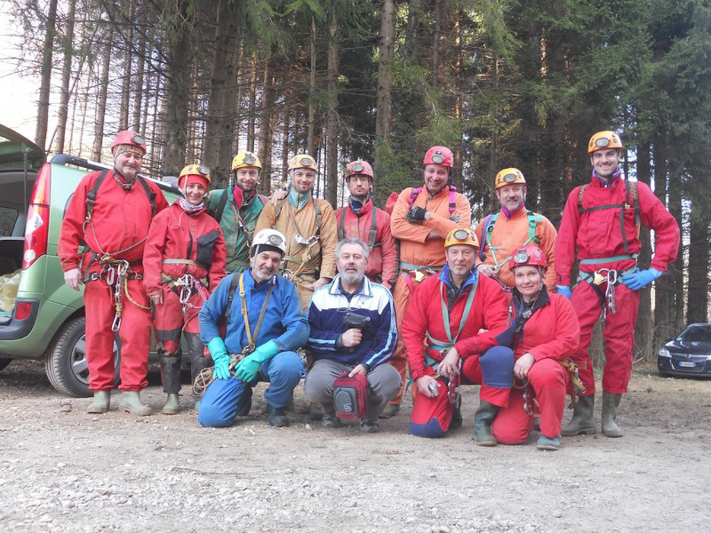 17/3/2012 giunzione Rana-Pissy, gli speleologi GGS e GSM presenti all'evento (foto archivio GSM)