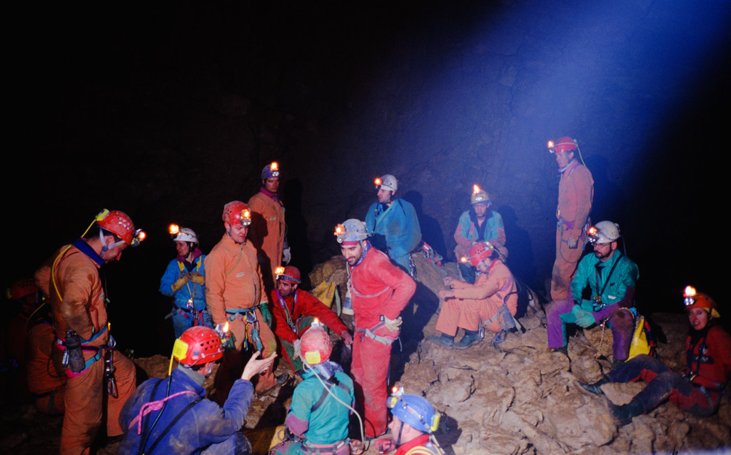 Mix di speleologi GSM e GGS in Sala dell'Orda (foto Sandro Sedran)