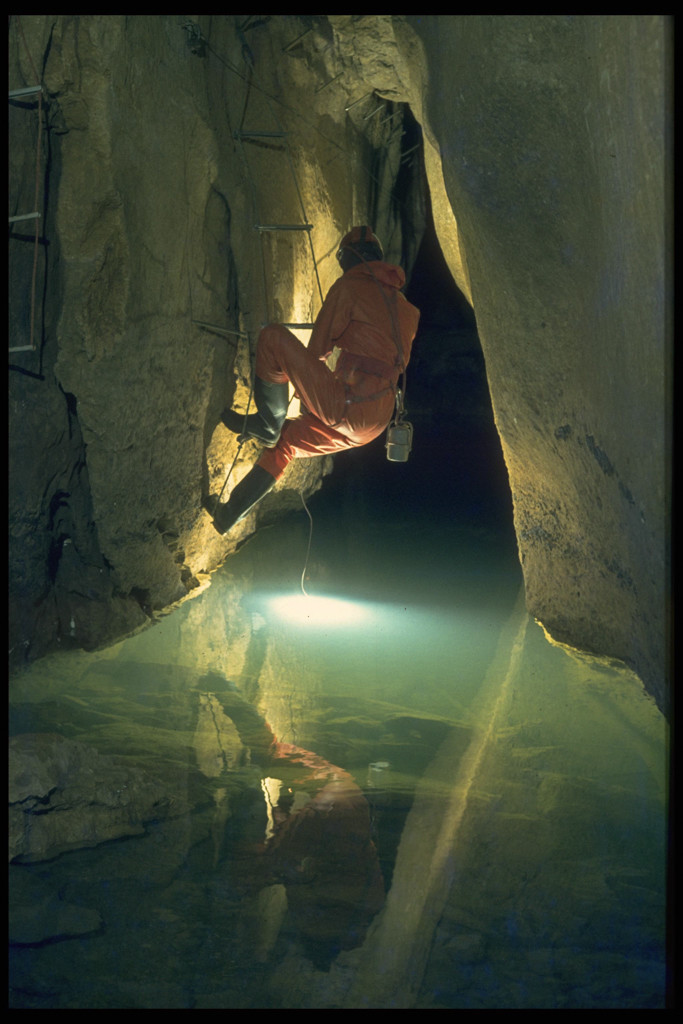 Il tratto iniziale della ferrata, dopo la sua costruzione, prevedeva l'utilizzo di staffe mobili nella parte iniziale per far passare solo gli speleo (foto archivio GSM)