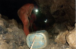 Il lavoro di trasporto di materiale in Sala F-Rana. Foto Archivio G.S. Malo