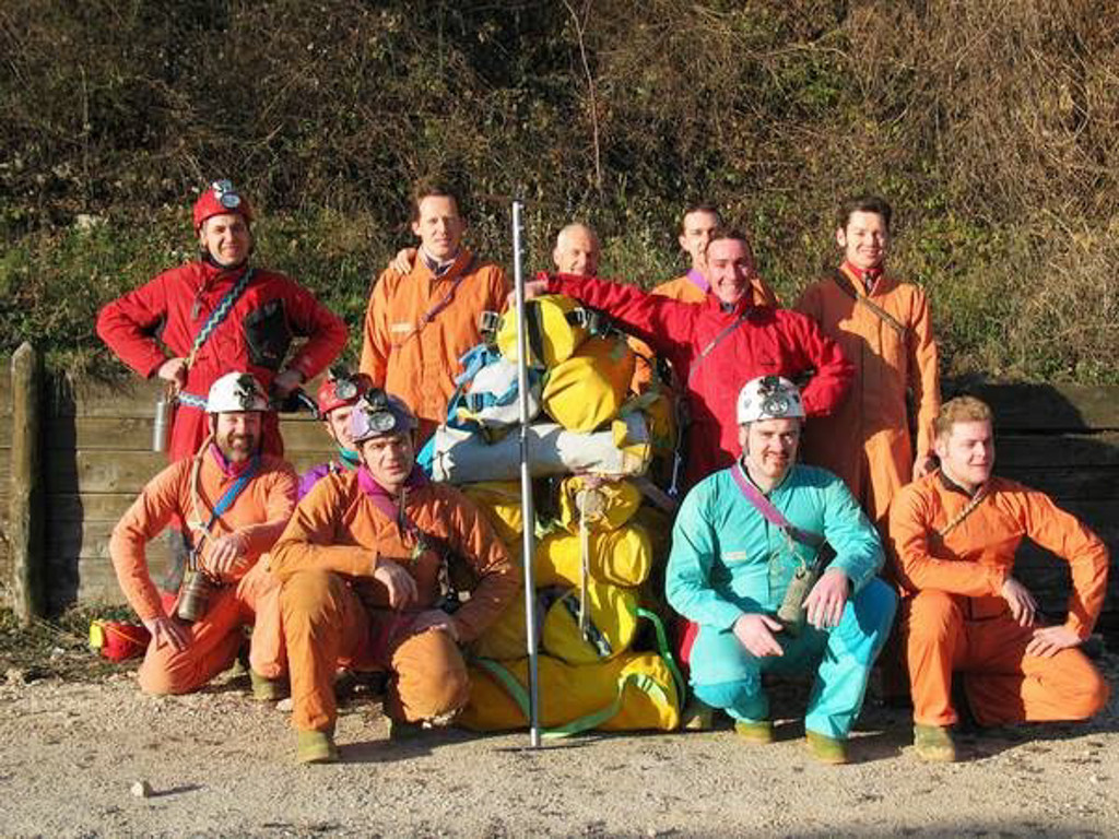 La squadra di speleologi del GSM protagonista della spedizione "Natale 2003" durante la quale si è verificato il primo contatto sonoro tra Rana e Pisatela (foto Sandro Sedran)